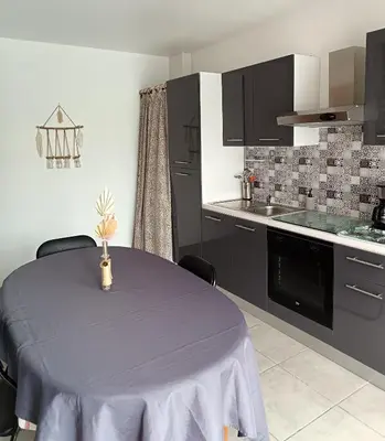 Cuisine ou kitchenette dans l'établissement Petit appartement à la campagne proche mer