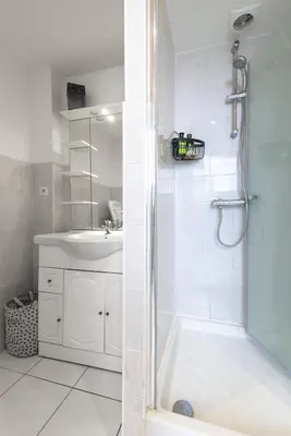 Salle de bains dans l'établissement Appart calme avec parking, proche place Ney