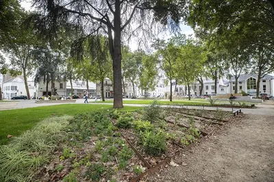 Jardin de l'établissement Appart calme avec parking, proche place Ney