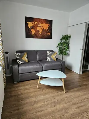 Coin salon dans l'établissement Maison Deluxe, moderne, calme, terrasse, proche chantiers de l'Atlantique et Airbus