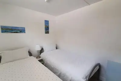 Un ou plusieurs lits dans un hébergement de l'établissement Appartement T2 à 500m de la plage et du marché.