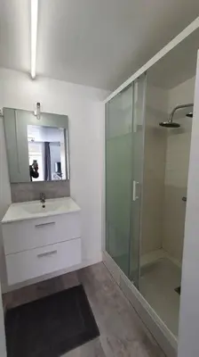 Salle de bains dans l'établissement Appartement T2 à 500m de la plage et du marché.