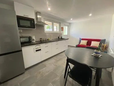 Cuisine ou kitchenette dans l'établissement Rez-de-chaussée rénové avec jardin clos, à 1,6 km de la plage, idéal pour 2 adultes et 2 enfants - FR-1-364-142