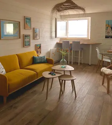Coin salon dans l'établissement Face à la mer, bel appartement