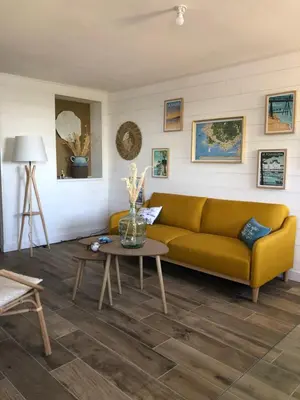 Coin salon dans l'établissement Face à la mer, bel appartement