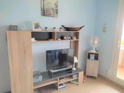 Télévision ou salle de divertissement dans l'établissement Appartement avec balcon, parking, proche plage - FR-1-652-27