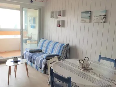 Coin salon dans l'établissement Appartement avec balcon, parking, proche plage - FR-1-652-27