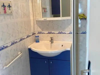 Salle de bains dans l'établissement Notre-Dame-de-Monts - Appartement bord de mer pour 4 - FR-1-540-177