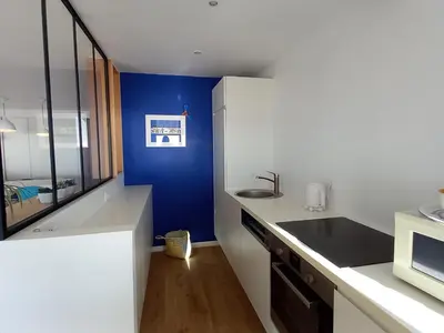 Cuisine ou kitchenette dans l'établissement Appartement moderne pour 4 pers, proche commerces, vue mer - FR-1-323-257