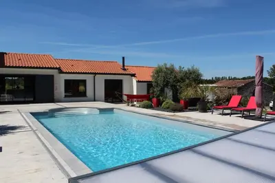 Piscine de l'établissement Villa grand standing avec piscine proche Nantes ou située à proximité