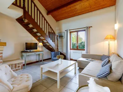 Télévision ou salle de divertissement dans l'établissement Holiday Home Le Predaire by Interhome