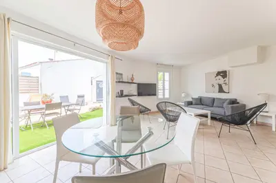 Cuisine ou kitchenette dans l'établissement Maison avec Jardin proche des plages