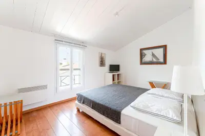 Un ou plusieurs lits dans un hébergement de l'établissement Maison avec Jardin proche des plages