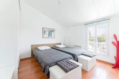 Un ou plusieurs lits dans un hébergement de l'établissement Maison avec Jardin proche des plages