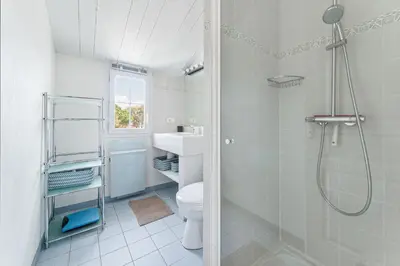 Salle de bains dans l'établissement Maison avec Jardin proche des plages