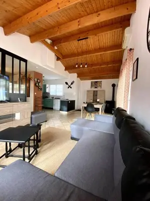 Coin salon dans l'établissement Maison familiale entre pinède et plage 6 PERS