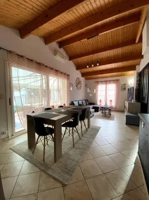 Coin salon dans l'établissement Maison familiale entre pinède et plage 6 PERS
