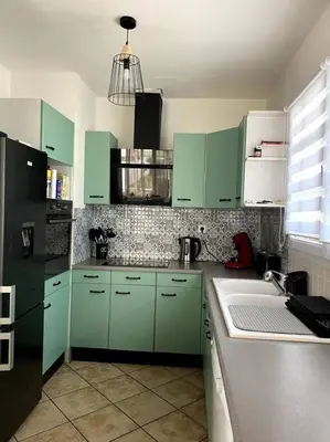 Cuisine ou kitchenette dans l'établissement Maison familiale entre pinède et plage 6 PERS