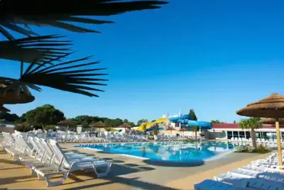Piscine de l'établissement Superbe Mobil home 6-8 personnes (57) ou située à proximité
