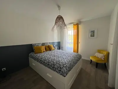 Un ou plusieurs lits dans un hébergement de l'établissement Chambres cosy BEN & NAD proches du Puy DuFou