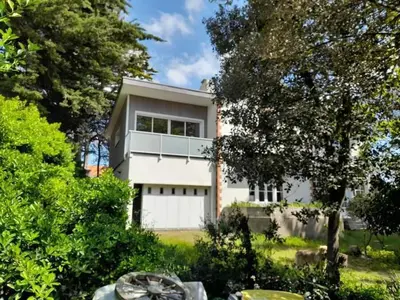 Jardin de l'établissement Studio lumineux avec loggia, à 50m de la plage, parking privé, proche commerces et restaurants - FR-1-306-1236
