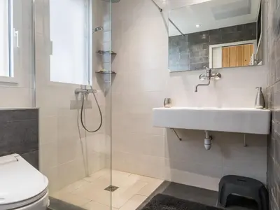 Salle de bains dans l'établissement Studio lumineux avec loggia, à 50m de la plage, parking privé, proche commerces et restaurants - FR-1-306-1236