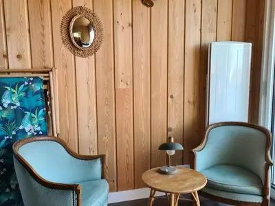 Coin salon dans l'établissement Studio lumineux avec loggia, à 50m de la plage, parking privé, proche commerces et restaurants - FR-1-306-1236