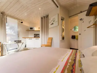 Un ou plusieurs lits dans un hébergement de l'établissement Cabane perchée avec lit king-size, salle d'eau, kitchenette, TV, Wi-Fi et petit-déjeuner inclus - FR-1-306-1237