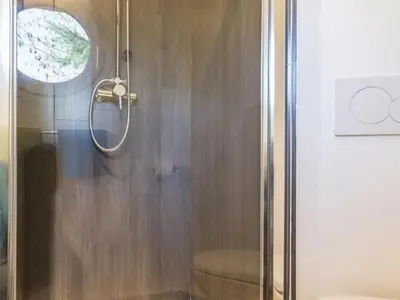Salle de bains dans l'établissement Cabane perchée avec lit king-size, salle d'eau, kitchenette, TV, Wi-Fi et petit-déjeuner inclus - FR-1-306-1237