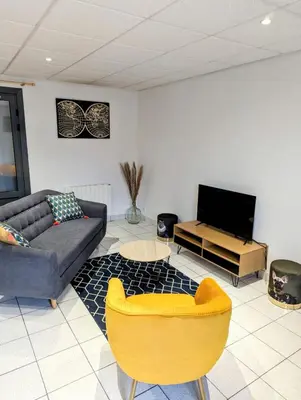 Télévision ou salle de divertissement dans l'établissement maison de vacances 5 personnes