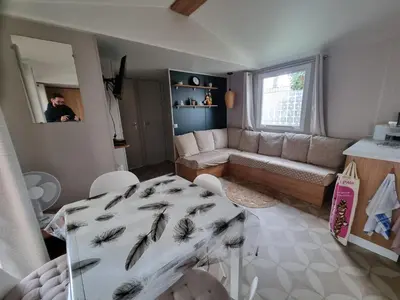 Coin salon dans l'établissement Très jolie Mobil home 3 chambres 418