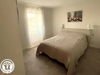 Un ou plusieurs lits dans un hébergement de l'établissement Maison de plain-pied avec jardin, proche plages et exploitations agricoles, tout confort inclus - FR-1-426-526