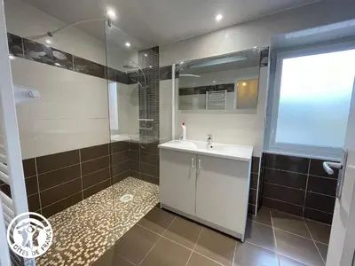 Salle de bains dans l'établissement Maison de plain-pied avec jardin, proche plages et exploitations agricoles, tout confort inclus - FR-1-426-526