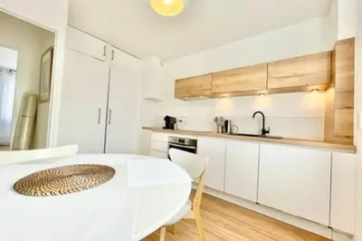 Cuisine ou kitchenette dans l'établissement Art Deco I Center I High-Speed Wi-Fi I Bright