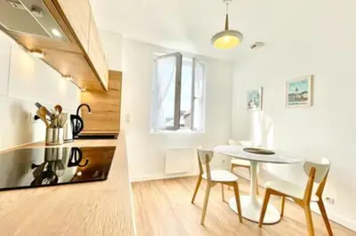 Cuisine ou kitchenette dans l'établissement Art Deco I Center I High-Speed Wi-Fi I Bright