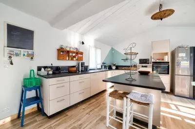 Cuisine ou kitchenette dans l'établissement Accès privée à la plage à Barbâtre - Maison pour 6