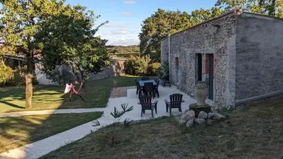 Jardin de l'établissement Maison de Vacances 12min du Puy du fou grand studio