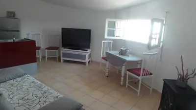 Télévision ou salle de divertissement dans l'établissement La petite Logne - logement avec piscine