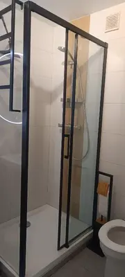Salle de bains dans l'établissement Chambre,piscine,petit déjeuner inclus