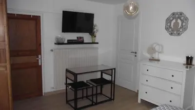 Télévision ou salle de divertissement dans l'établissement Chambre,piscine,petit déjeuner inclus