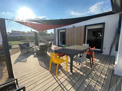 Balcon ou terrasse dans l'établissement Villa avec jacuzzi proche de la mer et du centre