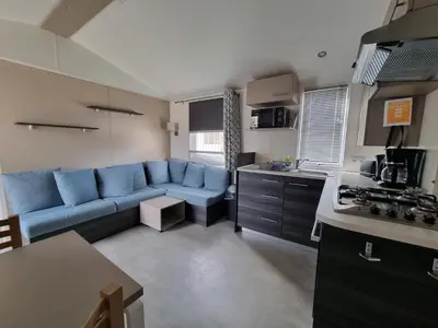 Cuisine ou kitchenette dans l'établissement Joli mobil home 4-6 personnes 416