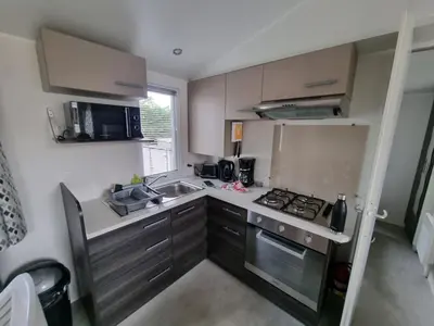 Cuisine ou kitchenette dans l'établissement Joli mobil home 4-6 personnes 416