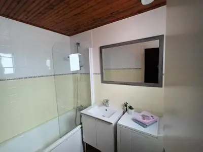 Salle de bains dans l'établissement Maison bord de mer, dans impasse au calme d'une résidence.