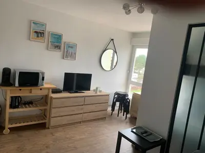 Télévision ou salle de divertissement dans l'établissement Studio Bords de plage