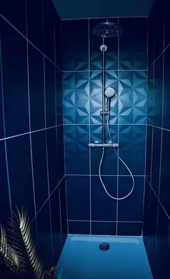 Salle de bains dans l'établissement L'Evasion chambre MONTMARTRE avec Jacuzzi privatif