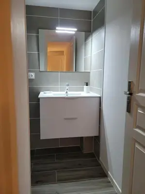 Salle de bains dans l'établissement T2 à côté de Puy du Fou