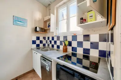 Cuisine ou kitchenette dans l'établissement Jolie maison avec cour pour 5 personnes