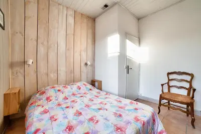Un ou plusieurs lits dans un hébergement de l'établissement Jolie maison avec cour pour 5 personnes