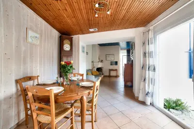 Coin salon dans l'établissement Jolie maison avec cour pour 5 personnes